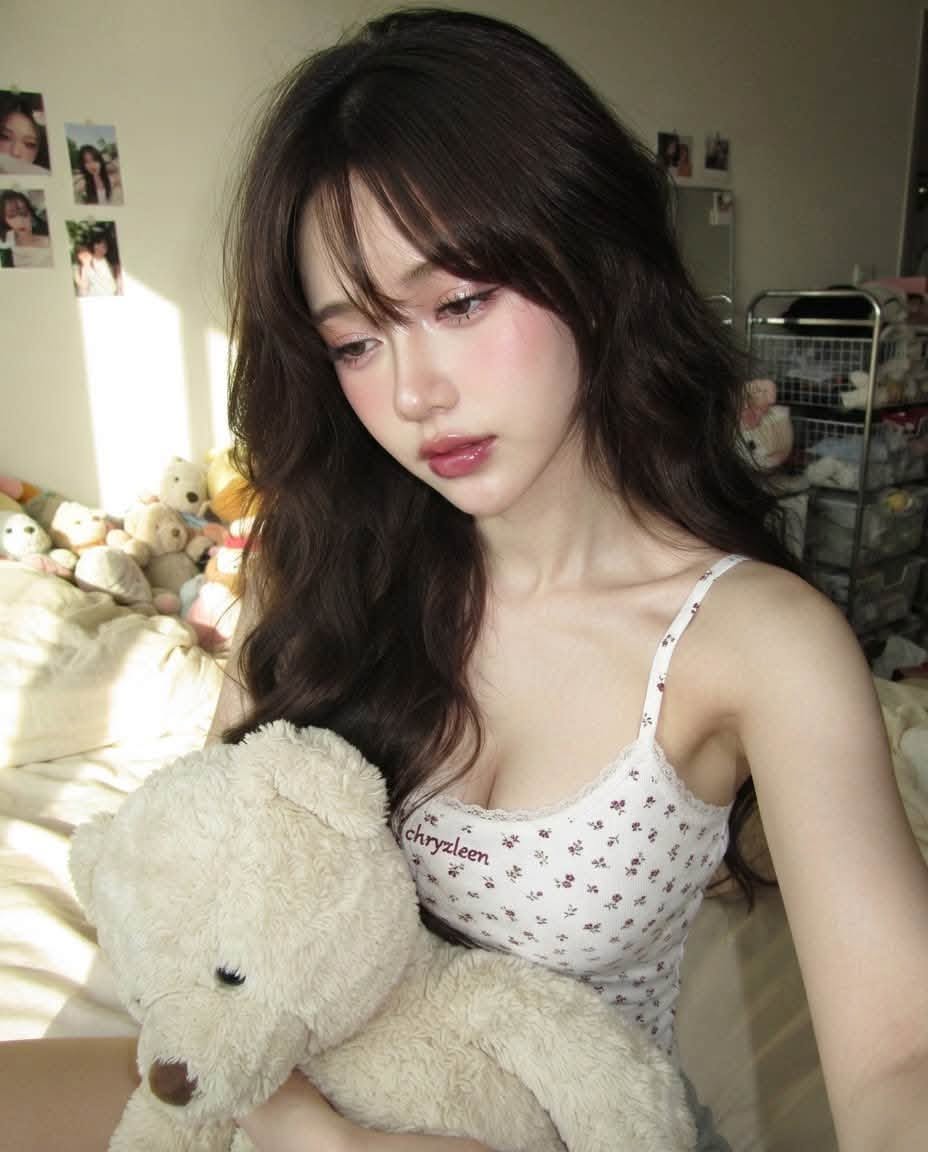 Tạo Ảnh Selfie Cô Gái Ôm Gấu Bông – Phong Cách Phòng Ngủ Vintage Dễ Thương - Ảnh mẫu tham khảo