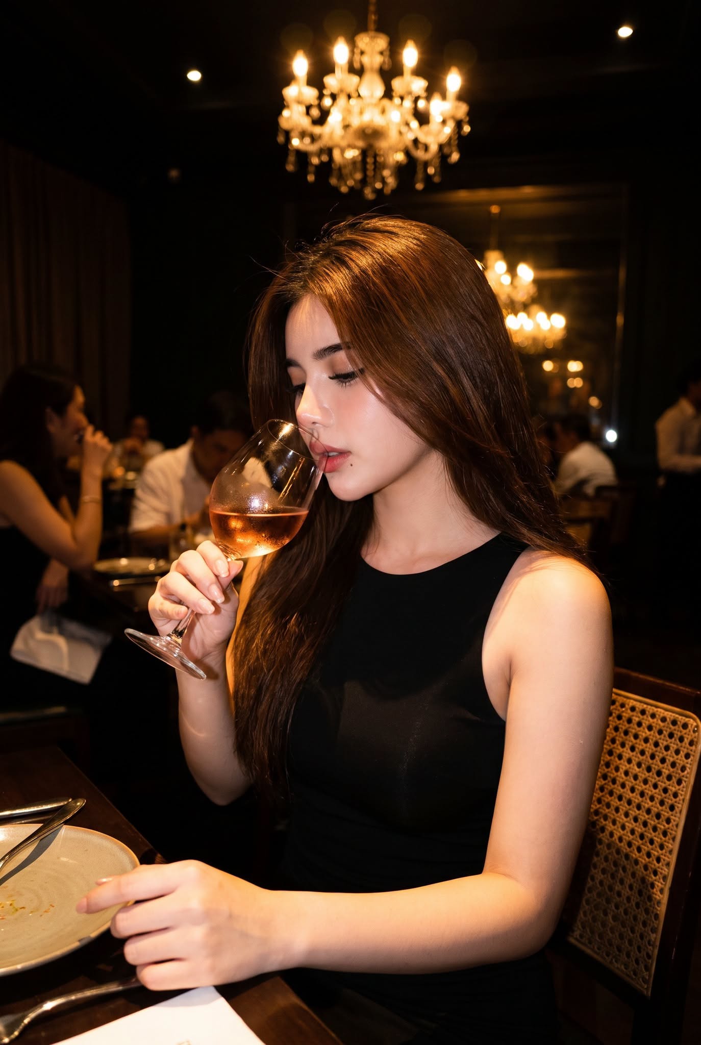 Tạo Ảnh Cô Gái Trong Nhà Hàng Sang Trọng - Ảnh mẫu tham khảo