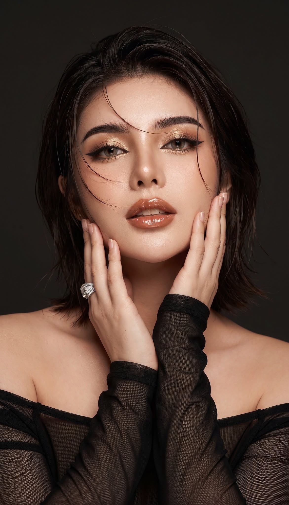 Ảnh Beauty Chân Dung Nữ Sang Trọng – Makeup Glamour, Tóc Bob Và Găng Tay Đen - Ảnh mẫu tham khảo