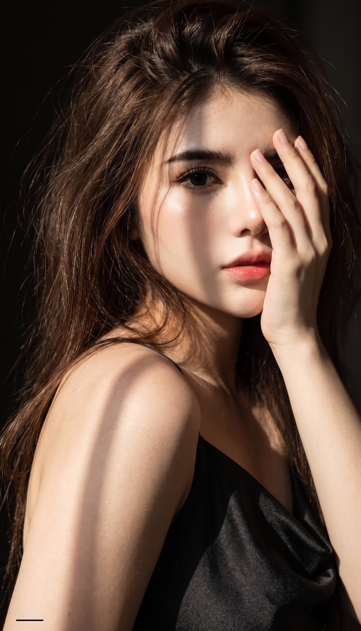 Mẫu ảnh AI Chân dung nữ - Ảnh Chân Dung Nữ Ánh Sáng Điện Ảnh – Gương Mặt Quyến Rũ Và Bóng Đổ Nghệ Thuật