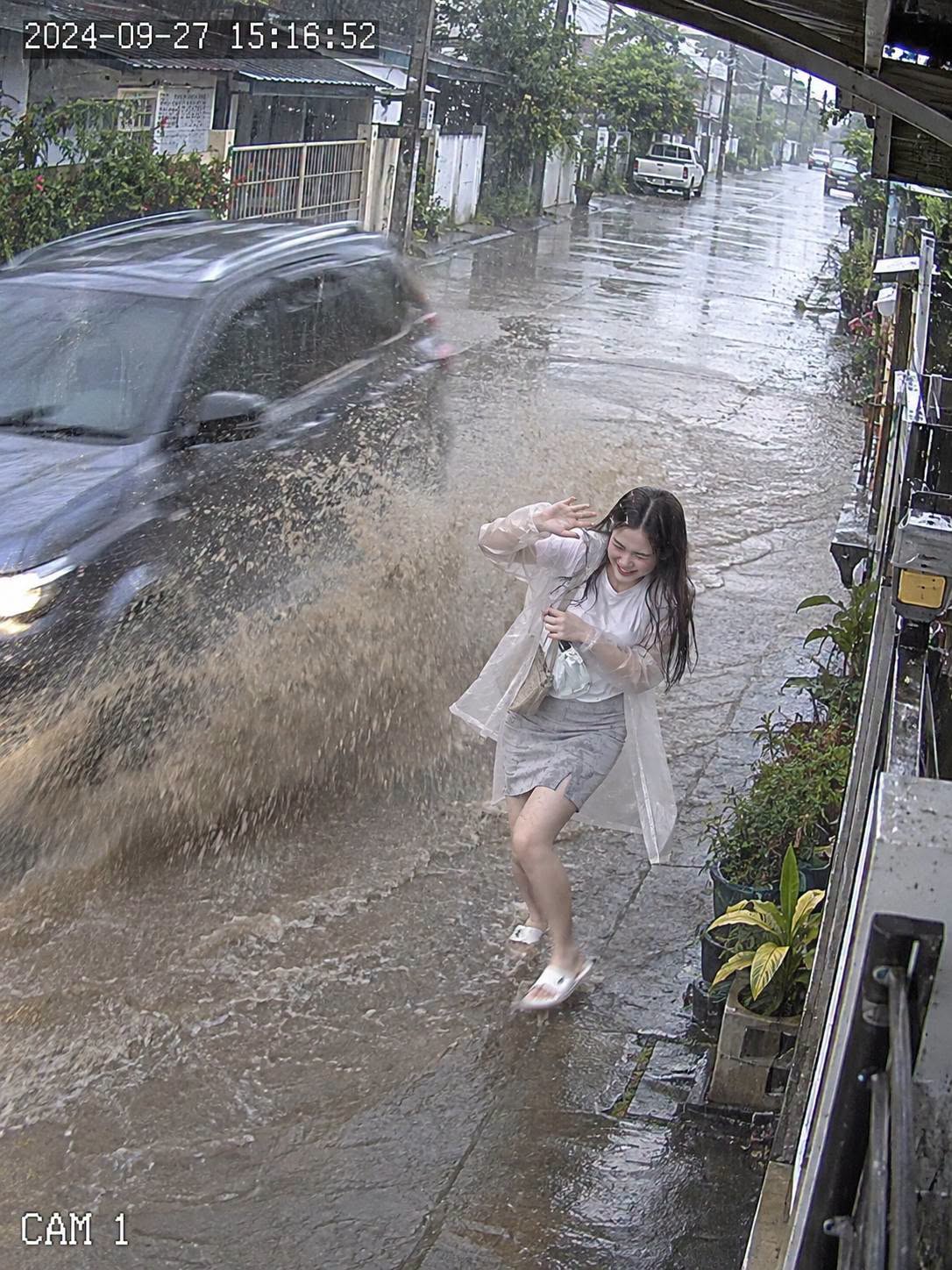 Cô Gái Giữa Cơn Mưa - Ảnh mẫu tham khảo