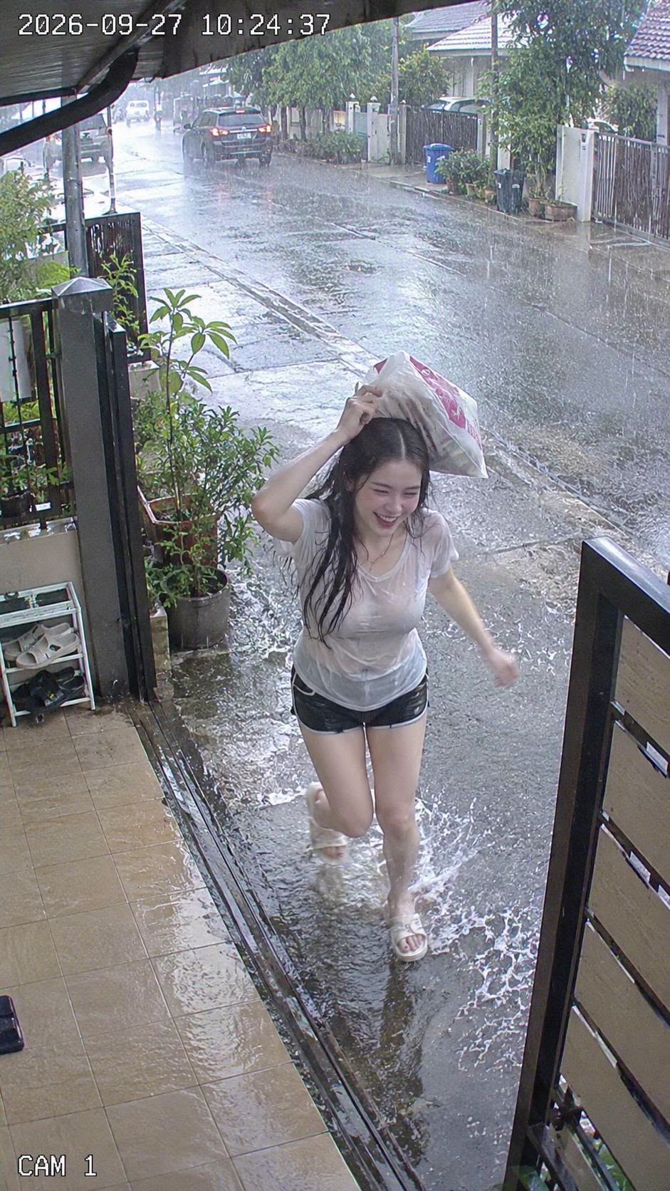 Cô Gái Chạy Trong Mưa - Ảnh mẫu tham khảo