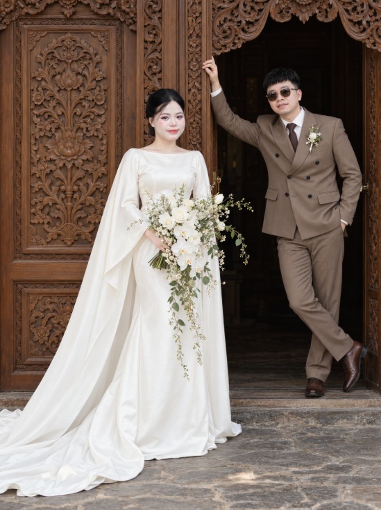Cô dâu chú rể trước cánh cửa gỗ - Ảnh mẫu tham khảo