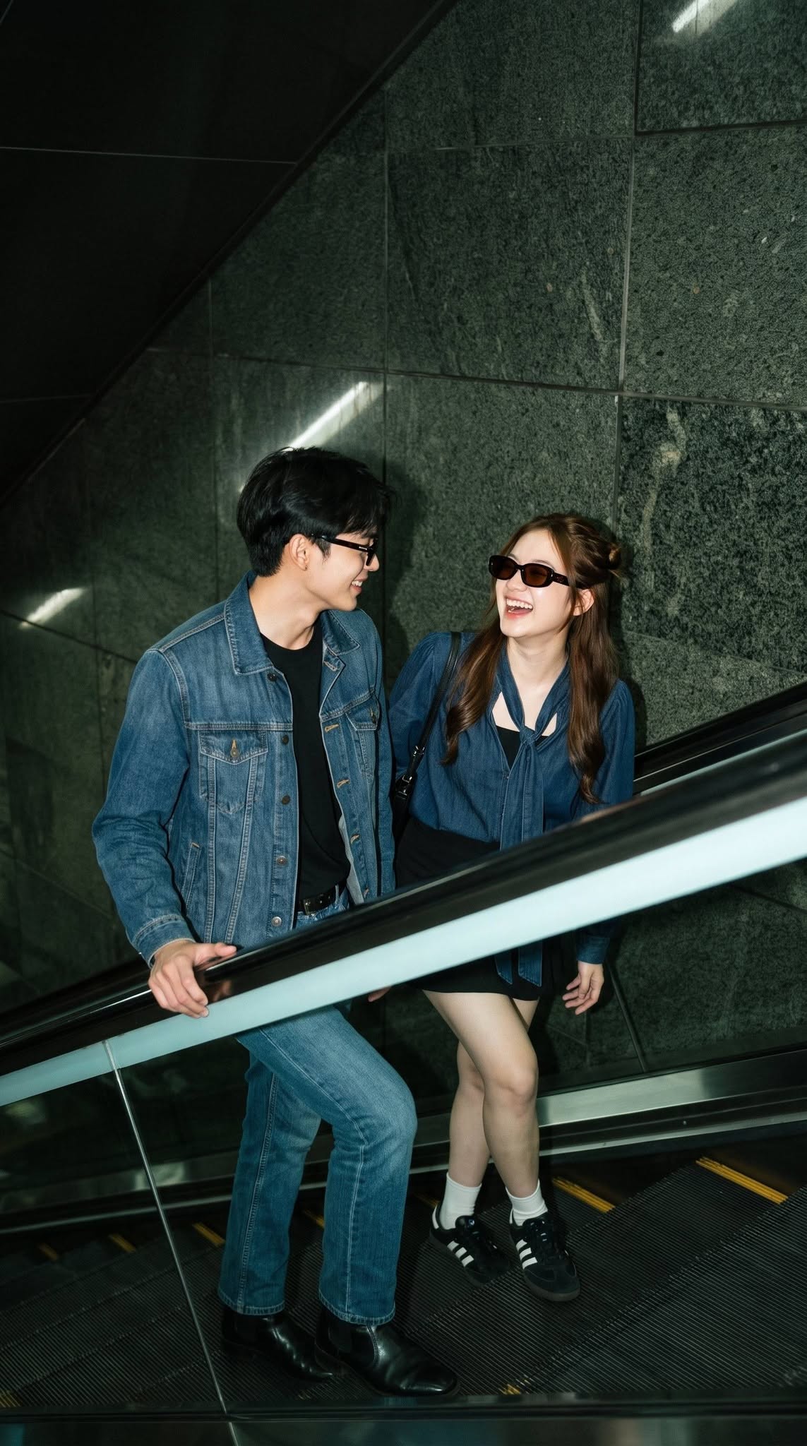 Mẫu ảnh AI Cặp đôi - Couple denim vui nhộn trên thang cuốn