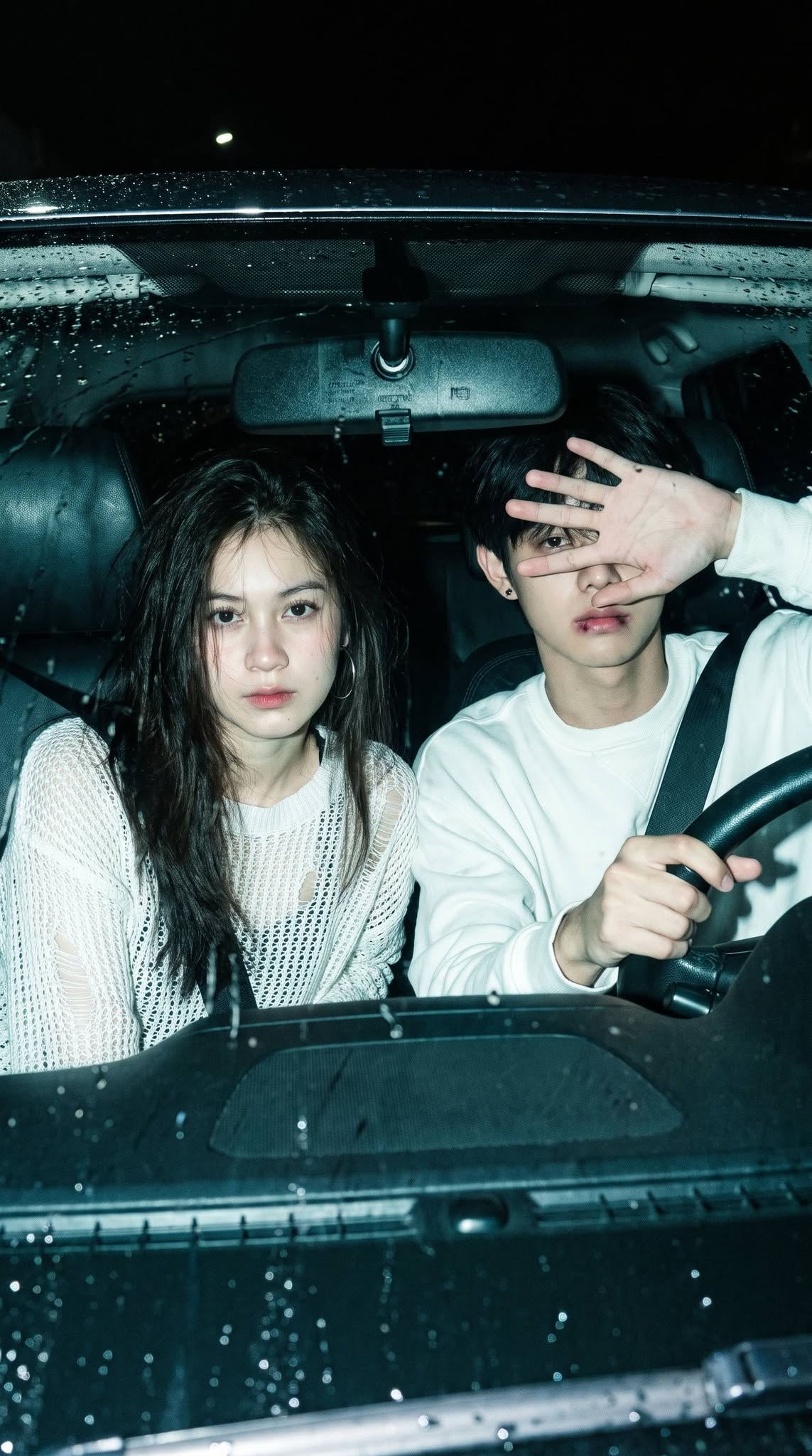Ảnh Couple trong xe giữa đêm mưa - Ảnh mẫu tham khảo