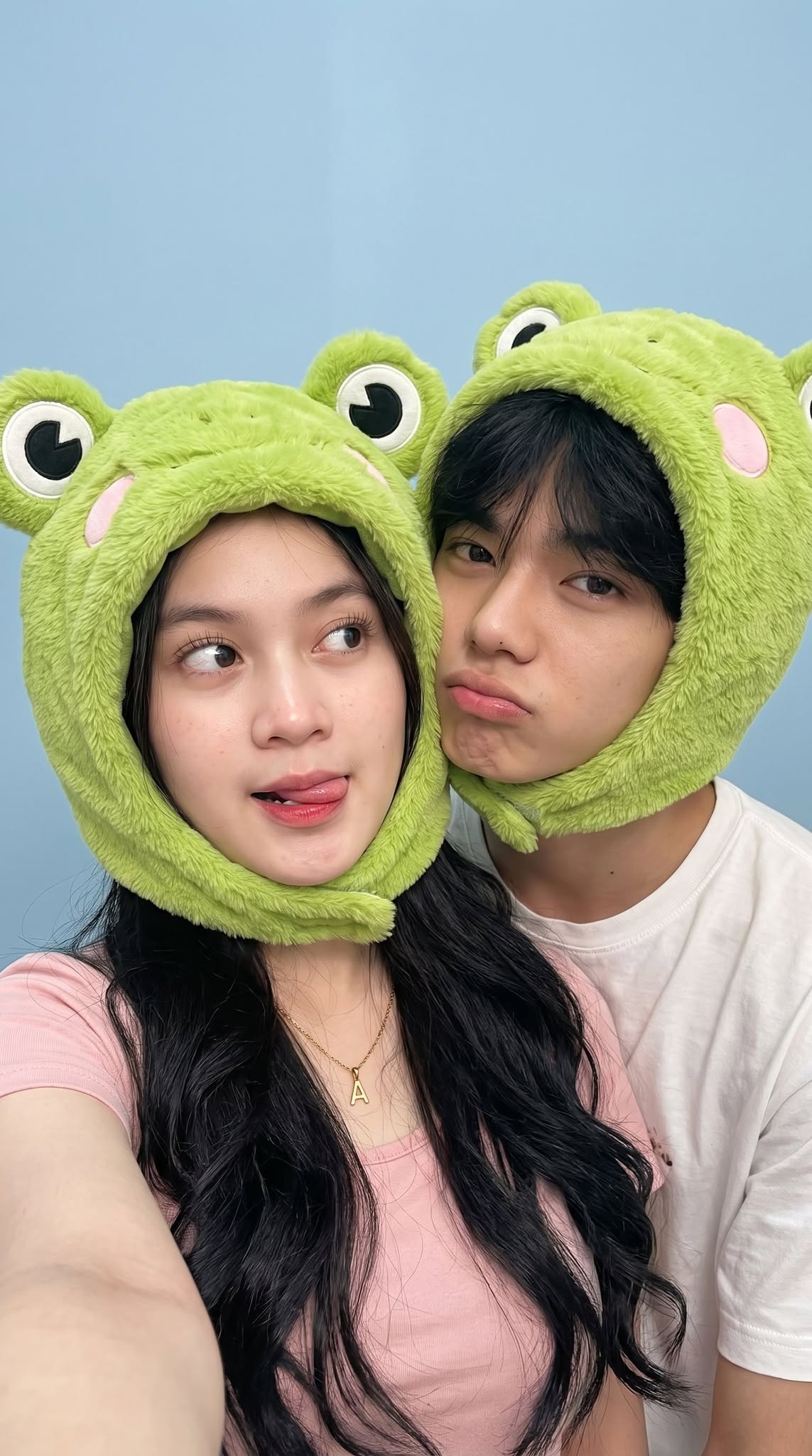 Couple đáng yêu với mũ ếch xanh - Ảnh mẫu tham khảo