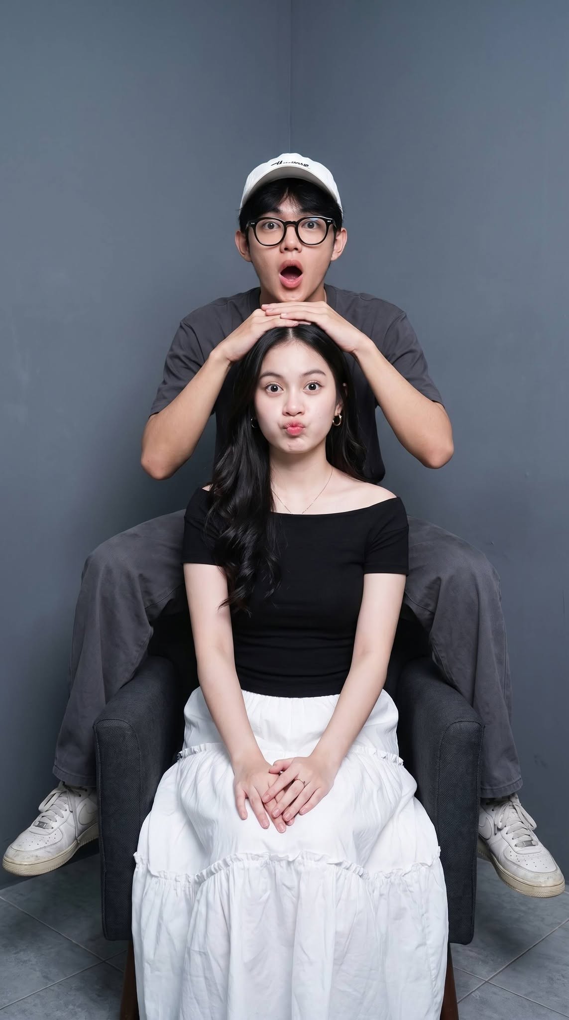 Couple tạo dáng hài hước trong studio - Ảnh mẫu tham khảo