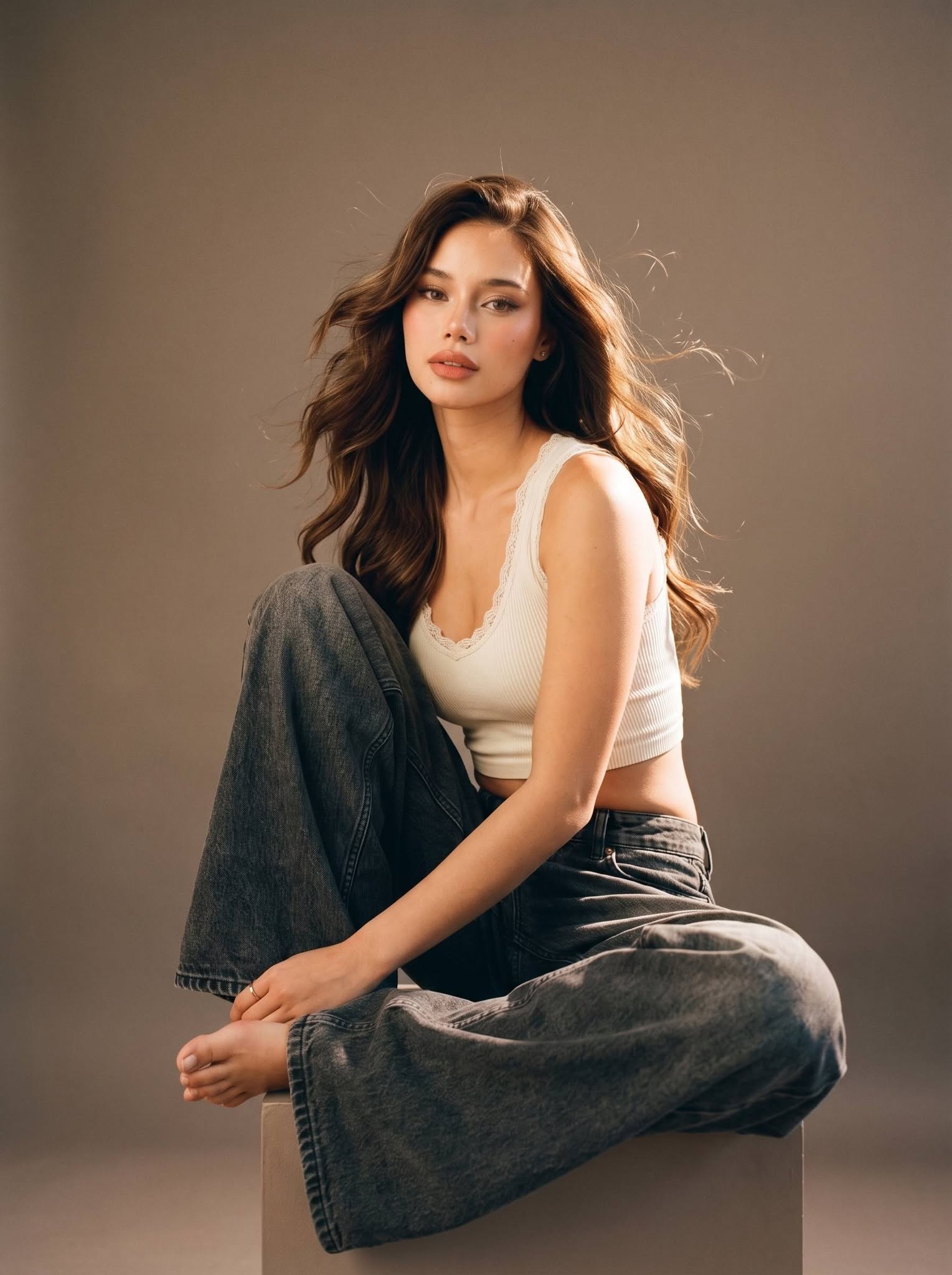 Tạo Ảnh Chụp Trong Studio Cô Gái Tóc Nâu Tạo Dáng Thời Trang Với Quần Jeans - Ảnh mẫu tham khảo