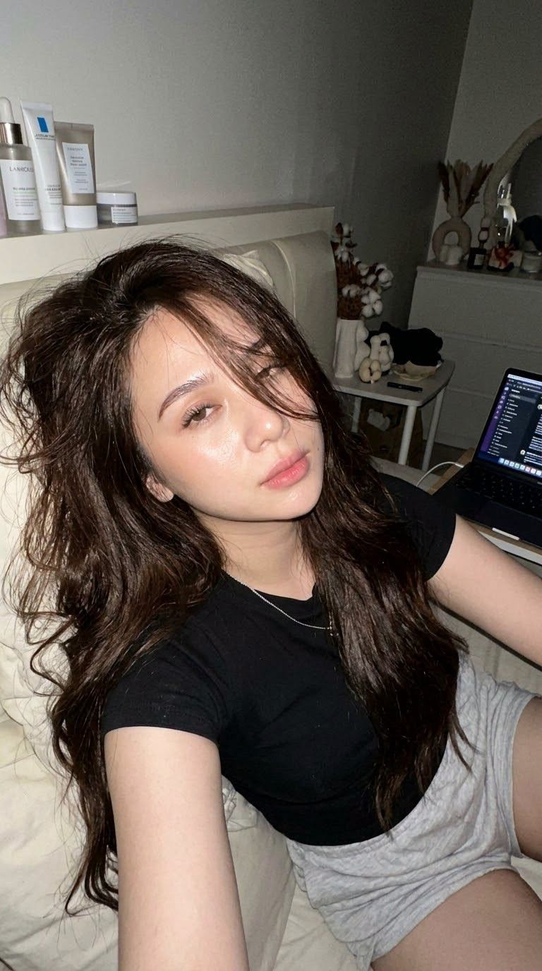 Mẫu ảnh AI Tạo Ảnh AI Cô Gái Selfie Trong Phòng – Phong Cách Đời Thường Tự Nhiên - Khác