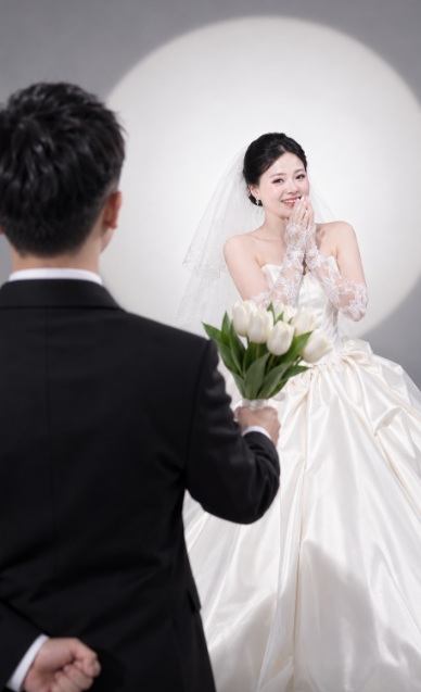 Mẫu ảnh AI Tạo Ảnh Cưới Chú Rể Trao Hoa Cho Cô Dâu – Khoảnh Khắc Bất Ngờ Ngọt Ngào - Ảnh Cưới