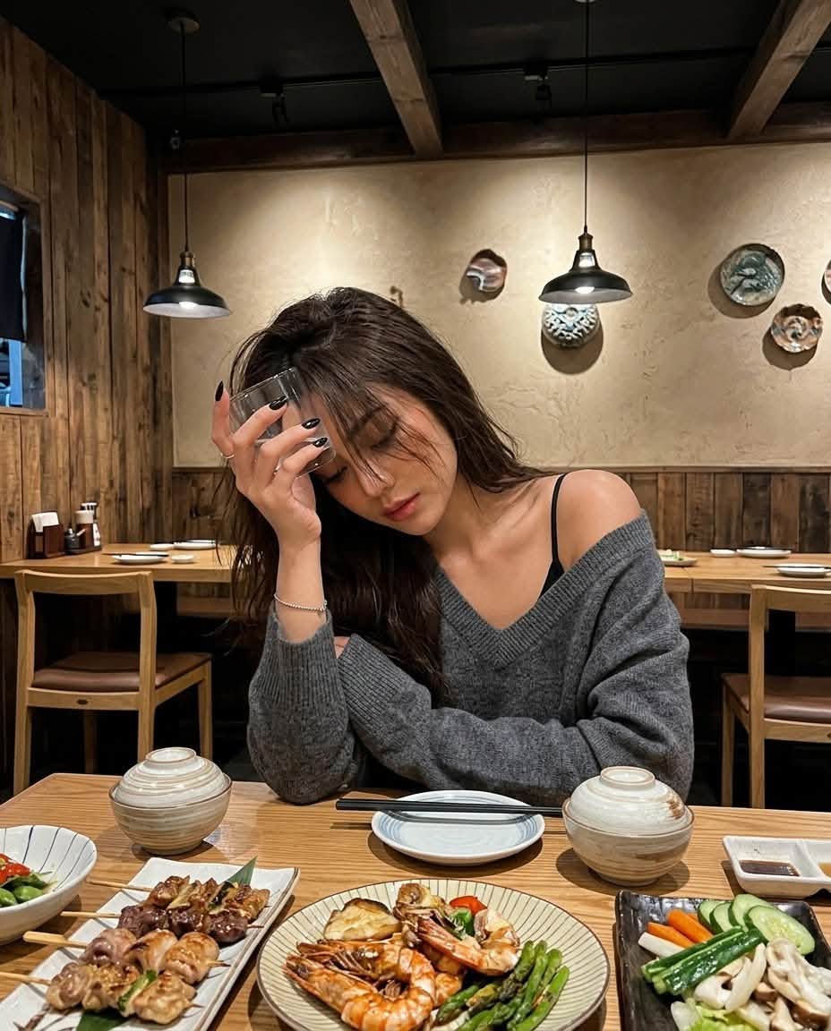 Mẫu ảnh AI Tạo Ảnh AI Uống Rượu – Ảnh Đời Thường Ấm Áp - Chân dung nữ