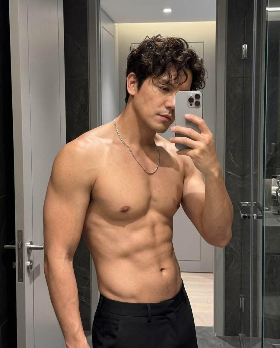 Mẫu ảnh AI Tạo Ảnh AI Nam Cơ Bắp Selfie Trước Gương – Phong Cách Thể Hình Nam - Chân dung Nam