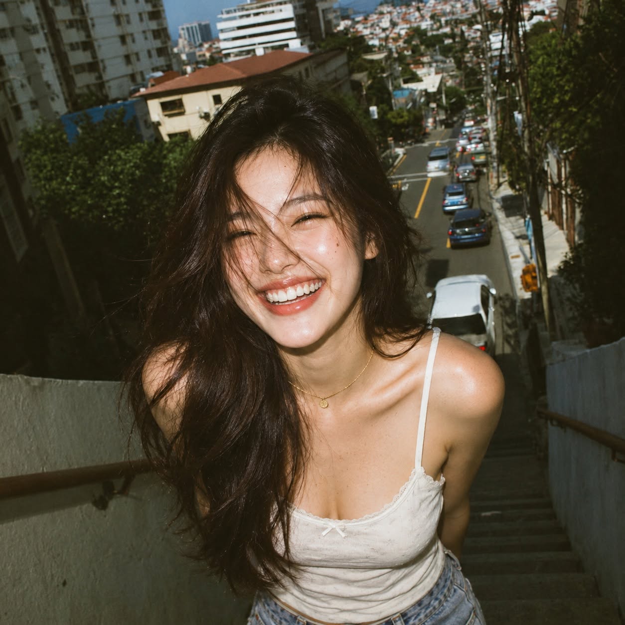 Mẫu ảnh AI Tạo Ảnh AI Nàng Thơ Đường Phố – Chân Dung Tự Nhiên, Nụ Cười Rạng Rỡ - Nàng Thơ