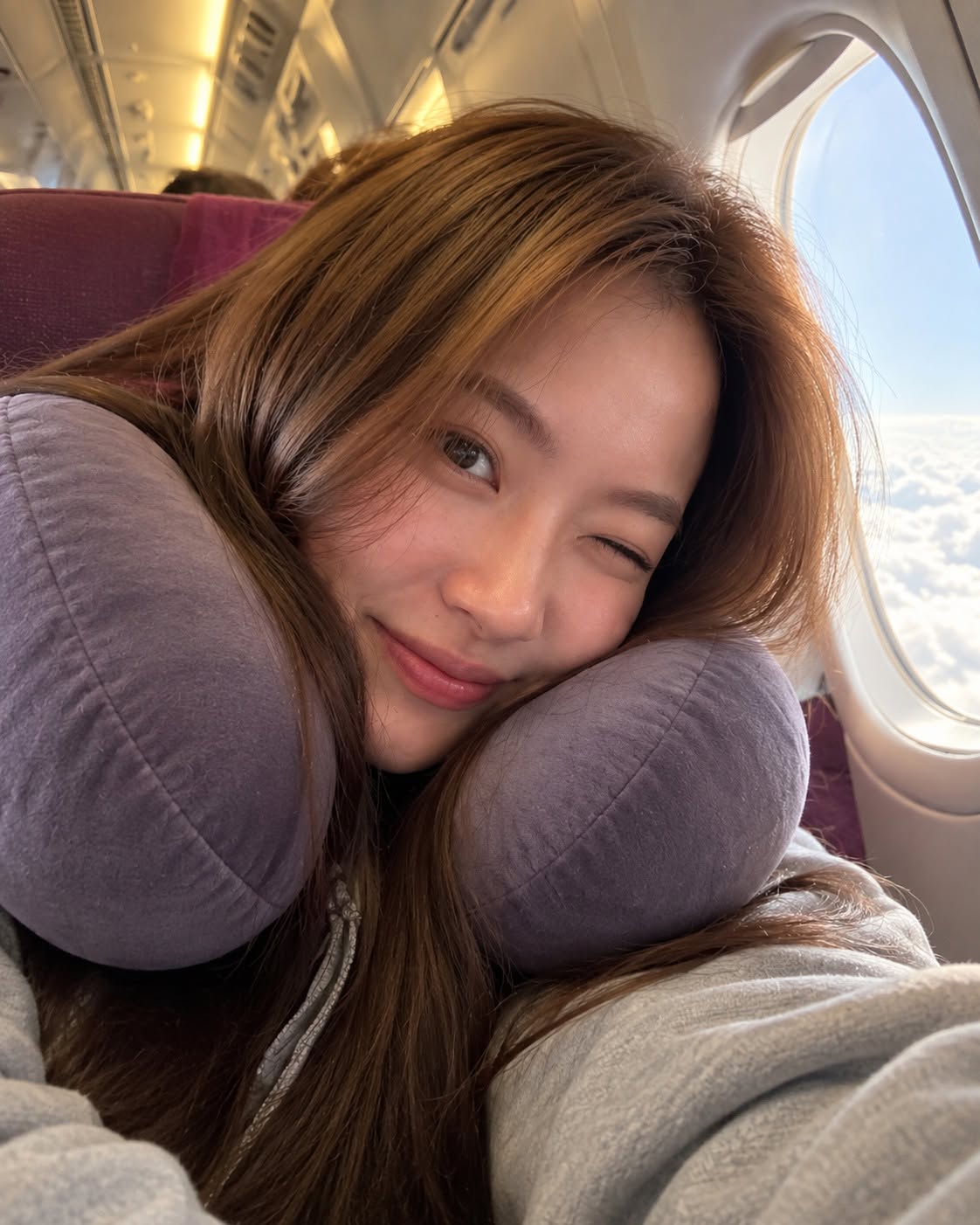 Mẫu ảnh AI Tạo Ảnh Ngồi Trên Máy Bay – Selfie Du Lịch Tự Nhiên, Chân Thực - Chân dung nữ